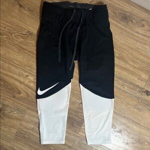 Nike Black and White Dri-Fit Athletic Capri Tight Bottoms